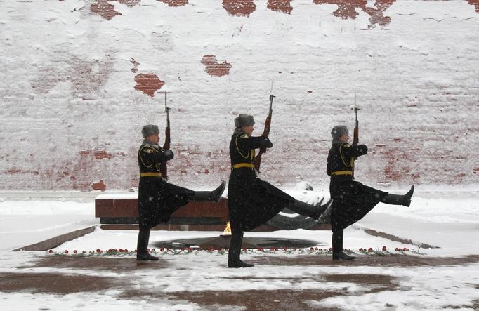 Honour guards march at the Tomb of the Unknown Soldier by the Kremlin wall during a heavy snowfall in central Moscow, November 29, 2012. REUTERS/Sergei Karpukhin (RUSSIA - Tags: MILITARY ENVIRONMENT TPX IMAGES OF THE DAY) Published: Lis. 29, 2012, 1 odp.