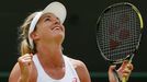 Coco Vandewegheová v osmifinále Wimbledonu 2015 s Lucií Šafářovou.