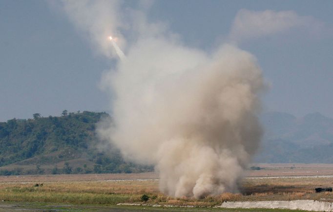 Testování raketometů HIMARS.