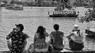 Hodnocení fotografie Janem Šibíkem: "Není to na Karlův most, ale Praha tam je. Dobrý je i to zakomponování lodiček. A vidíte, když to jde do té vody, tak to není přes sebe. Tak OK, pěkný."
