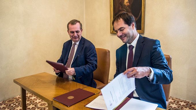 Rektor Univerzity Karlovy Tomáš Zima (vlevo) při podpisu partnerské smlouvy s Home Creditem, firmu zastupoval byznysmen Jiří Šmejc.