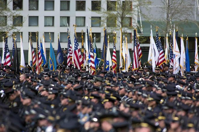 Thousands of law enforcement officers from around the U.S. participate in a memorial service for Massachusetts Institute of Technology Patrol Officer Sean Collier in Cambridge, Massachusetts April 24, 2013. The officers, friends, family and MIT employees paid tribute to Collier, allegedly killed by the brothers accused of the Boston Marathon bombings. REUTERS/M. Scott Brauer/MIT/Handout (UNITED STATES - Tags: CIVIL UNREST CRIME LAW) NO SALES. NO ARCHIVES. FOR EDITORIAL USE ONLY. NOT FOR SALE FOR MARKETING OR ADVERTISING CAMPAIGNS. THIS IMAGE HAS BEEN SUPPLIED BY A THIRD PARTY. IT IS DISTRIBUTED, EXACTLY AS RECEIVED BY REUTERS, AS A SERVICE TO CLIENTS Published: Dub. 24, 2013, 8:08 odp.