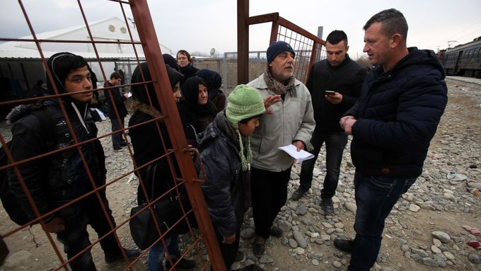 Migranti v záchytném centru pro běžence v Makedonii.
