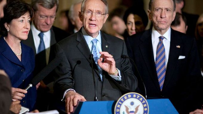 Předák demokratické většiny Senátu Harry Reid potvrzuje novinářům, že se Kongres USA dohodl na záchranném stimulačním balíčku.