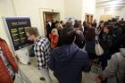 Zklamaní diváci před největší posluchárnou pražské právnické fakulty. Dnes se jich tam stovka nevejde.