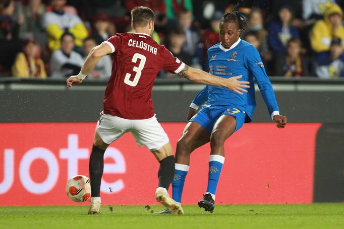 Ondřej Čelůstka a Joe Aribo v zápase skupiny A EL Sparta - Rangers