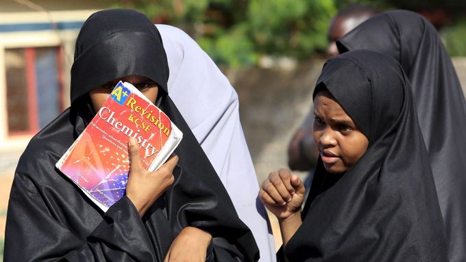Studentky univerzity v keňské Garisse po útoku islamistů ze somálských milic Šabáb.