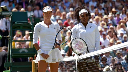 Serena Williamsová a Garbiňe Muguruzaová ve finále Wimbledonu 2015