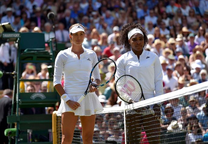 Serena Williamsová a Garbiňe Muguruzaová ve finále Wimbledonu 2015