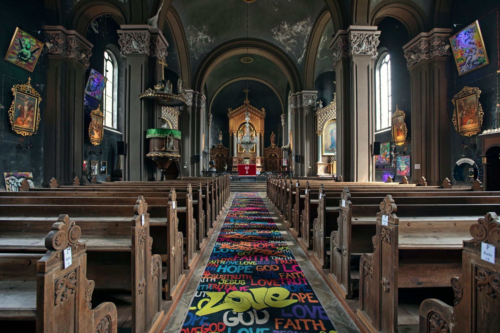 Chotěvice, Karin Babinská,režisérka, herečka, spisovatelka písničkář, herec, Richard Krajčo, frontman kapela Kryštof, Kostel sv. Petra a Pavla, umění,  pop art