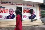 V Karsu funguje čajovna jako agitační kancelář vládní strany AKP.
