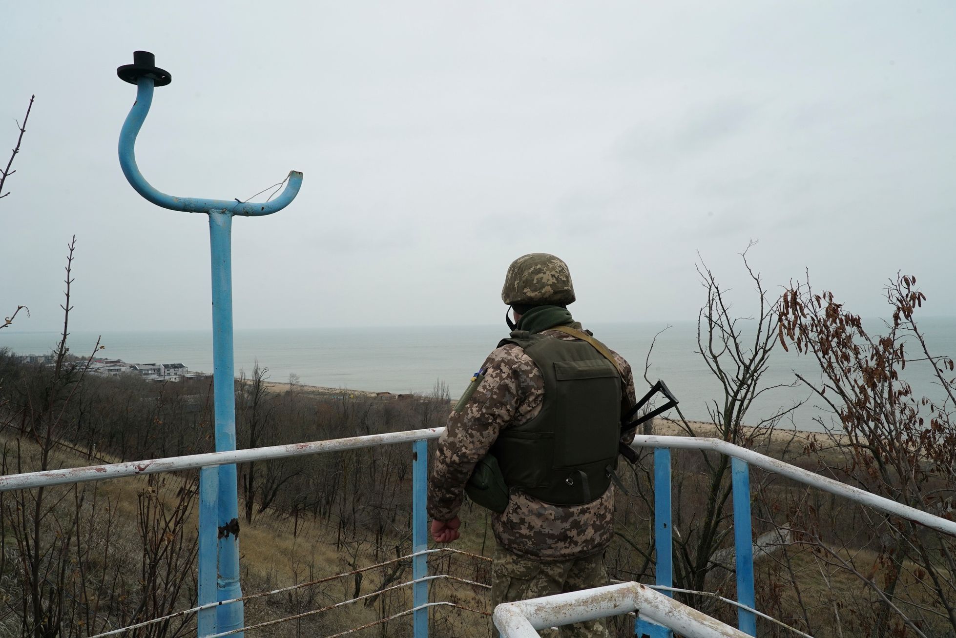 Ukrajinský voják na jižním pobřeží Azovského moře.
