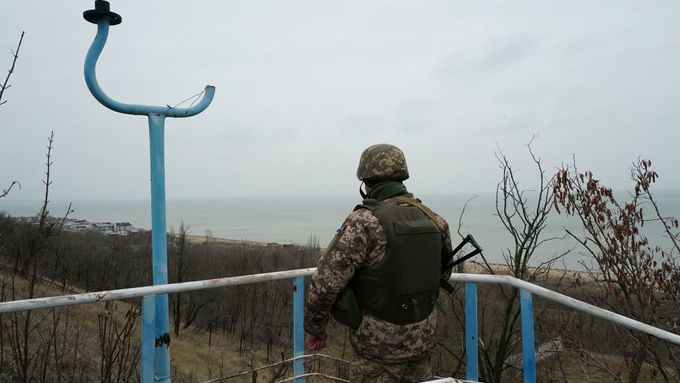 Ukrajinský voják na jižním pobřeží Azovského moře.
