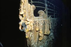 Poslední šance vidět Titanic: Vrak slavné lodi na mořském dně požírají bakterie