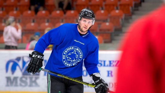 Radek Faksa se před nadcházejícím ročníkem NHL připravuje na ledě ve Frýdku-Místku.