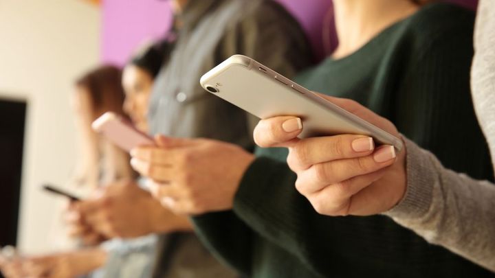 Češi mladší 34 let tráví na mobilu přes šest hodin denně. Zahání nudu, dostanou stres