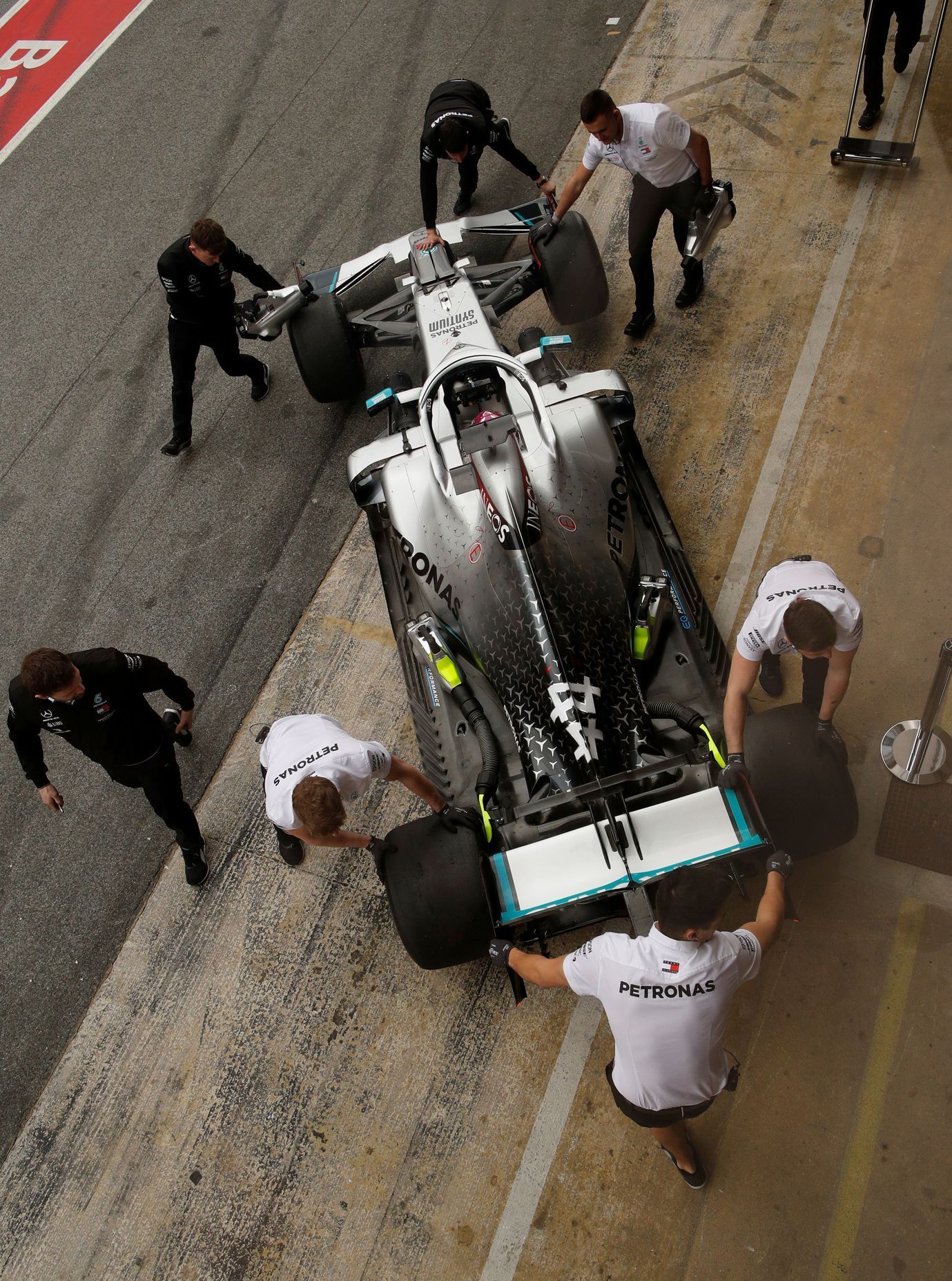 Lewis Hamilton v Mercedesu při druhých testech F1 v Barceloně 2020