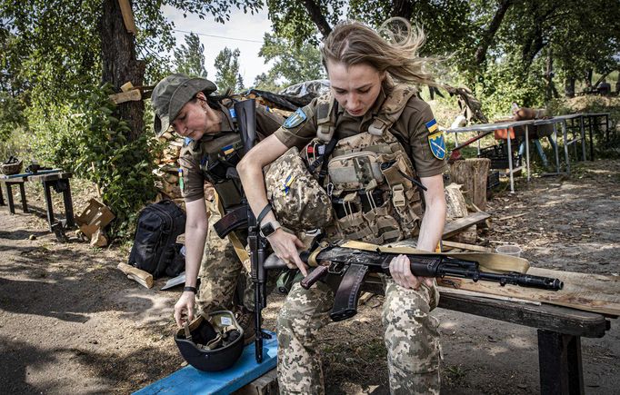 Fotografie žen sloužících během ruské invaze na Ukrajinu v ukrajinské armádě. Datum pořízení snímku: 15. 8. 2022.