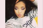 Excelentně pózovat sama sobě umí i zpěvačka Rihanna. Její Instagram je podobných fotek plný.