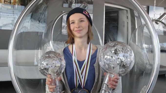 Takto Šárka Pančochová pózovala s křišťálovými glóby pro vítězku Světového poháru.