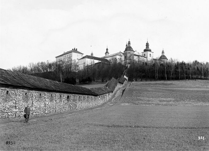 Do areálu poutního místa Svaté Hory vede z centra Příbrami unikátní kryté schodiště. To bylo v 70. letech v havarijním stavu a bylo uzavřeno.