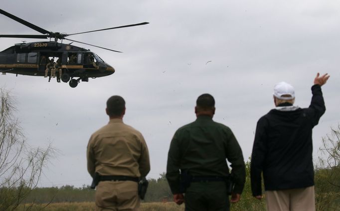 Trump na návštěvě americko-mexické hranici