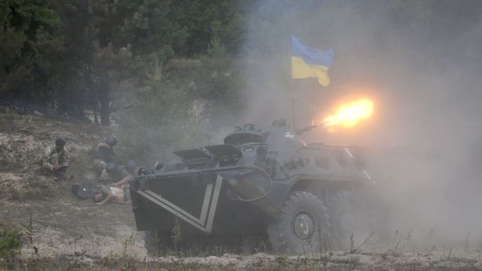 Ukrajinští vojáci při vojenském cvičení.
