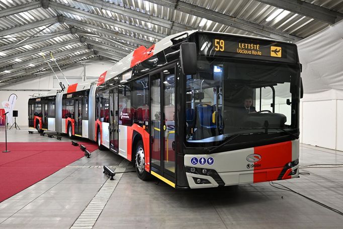 Dopravní podnik představil tříčlánkový, téměř 25 metrů dlouhý bateriový trolejbus Škoda-Solaris 24m. Pro linku na letiště jich podnik objednal dvacet.