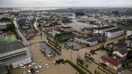 Město Moso v prefektuře Ibaraki je zcela zaplavené rozvodněnou řekou Kinugawa.