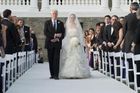 Pyšný otec Bill Clinton vede svou dceru k oltáři. Splnil dceřinu podmínku - do obřadu zhubnul 7 kilo.