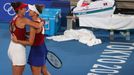 Belinda Bencicová slaví vítězství ve finále OH 2020 proti Markétě Vondroušové (vpravo)