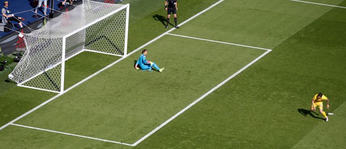 Euro 2016: Švýcarsko-Rumunsko: Bogdan Stancu dává gól na 0:1 z penalty