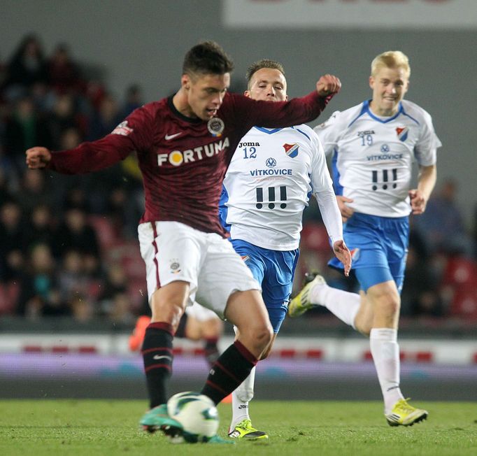 Fotbalista Sparty Praha Václav Kadlec uniká před Vladanem Milosavljevem a Michalem Frydrychem v utkání 10. kola Gambrinus ligy 2012/13 proti Baníku Ostrava.