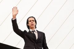 Nick Cave je náročný, hlavně sám na sebe. Na pódiu to bývá divoké, říká kytarista