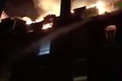 Londýnští hasiči bojují s požárem bytového domu. Kouř je vidět na kilometry daleko