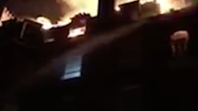 Hasiči v Londýně bojují s požárem bytového domu