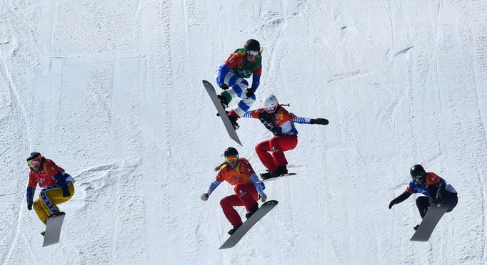 Eva Samková (v červeném dresu) ve finále snowboardcrossu na ZOH 2018