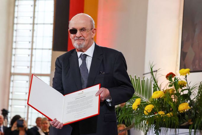 Salman Rushdie převzal Mírovou cenu německých knihkupců.