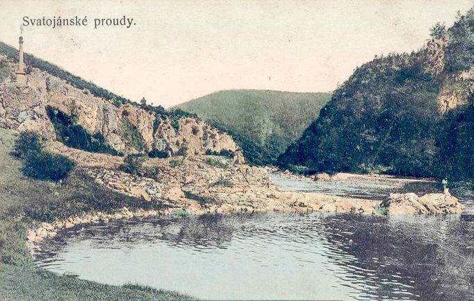 Historická fotografie zachycující tehdejší malebnou krajinu Svatojánských proudů před výstavbou vodní nádrže Štěchovice. Nedatováno.