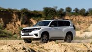 Jednou ze stálic českého trhu je dlouhé roky také Toyota Land Cruiser. Nejde o ten úplně nejplnohodnotnější luxusní model, který se prodává na Blízkém východě nebo v Japonsku, ale menší (byť stále je to pořádně velký) model, známý jinde ve světě třeba jako Land Cruiser Prado. Ač prošel několika výraznými modernizacemi, poprvé se off-road ukázal už v roce 2009. Momentálně už se nabízí jen s pětidveřovou karoserií (dělal se i model s trojicí dveří) za ceny od 1 575 000 korun s 2,8litrovým turbodieselem.