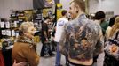 David Billings, from Abingdon, Maryland, wears a full-back tattoo featuring all nine members of his favorite band, Slipknot, as a woman admires the art at the Hampton Roads Tattoo Festival in Virginia March 2, 2012. Billings says he has had over 150 hours of tattoo work done over a 12 year period, now covering over half his body. He says tattoos are now as mainstream as Coca Cola. Picture taken March 2, 2012. REUTERS/Larry Downing (UNITED STATES - Tags: SOCIETY) ATTENTION EDITORS PICTURE 10 OF 31 FOR PACKAGE 'ADDICTED TO THE NEEDLE' TO FIND ALL PICTURES SEARCH 'ADDICTED NEEDLE' Published: Čer. 29, 2012, 12:59 odp.