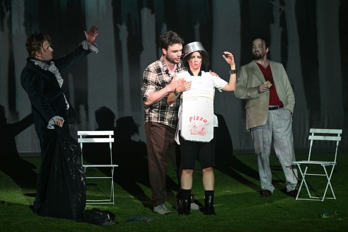 Jan M. Hájek jako Basilio, Lukáš Bařák v roli Figara, Jarmila Balážová coby Cherubín a Pavol Kubáň jako hrabě Almaviva.