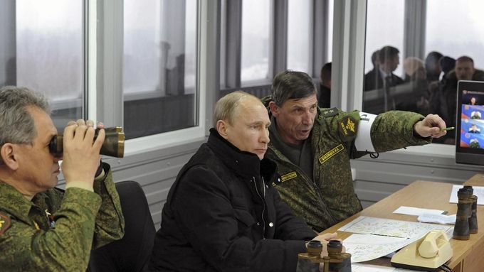 Putin sleduje vojenské cvičení na Baltu.