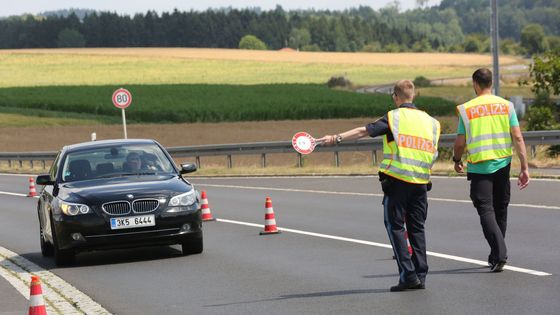 Obrazem: Ukažte doklady, nevezete drogy? Takhle vypadají bavorské kontroly na českých hranicích