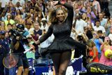 Čtyřicetiletá Serena Williamsová si užívá ovace na stadionu Arthura Ashe v New Yorku. Američanka zahájila svůj pravděpodobně poslední turnaj vítězstvím nad Černohorkou Dankou Koviničovou 6:3, 6:3.