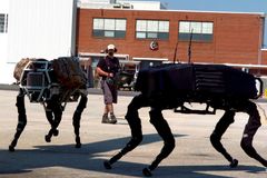 Továrna na zázraky DARPA vyrábí robota, který chodí