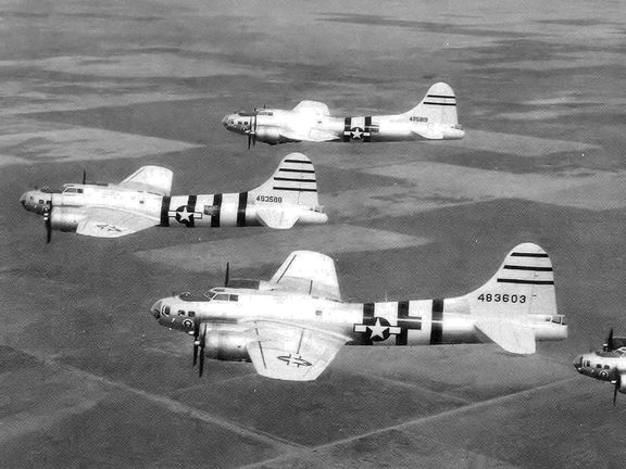 Americké bombardéry B-17 (na snímku) byly spolu s britskými lancastery a halifaxy pro nacisty velkou hrozbou. 