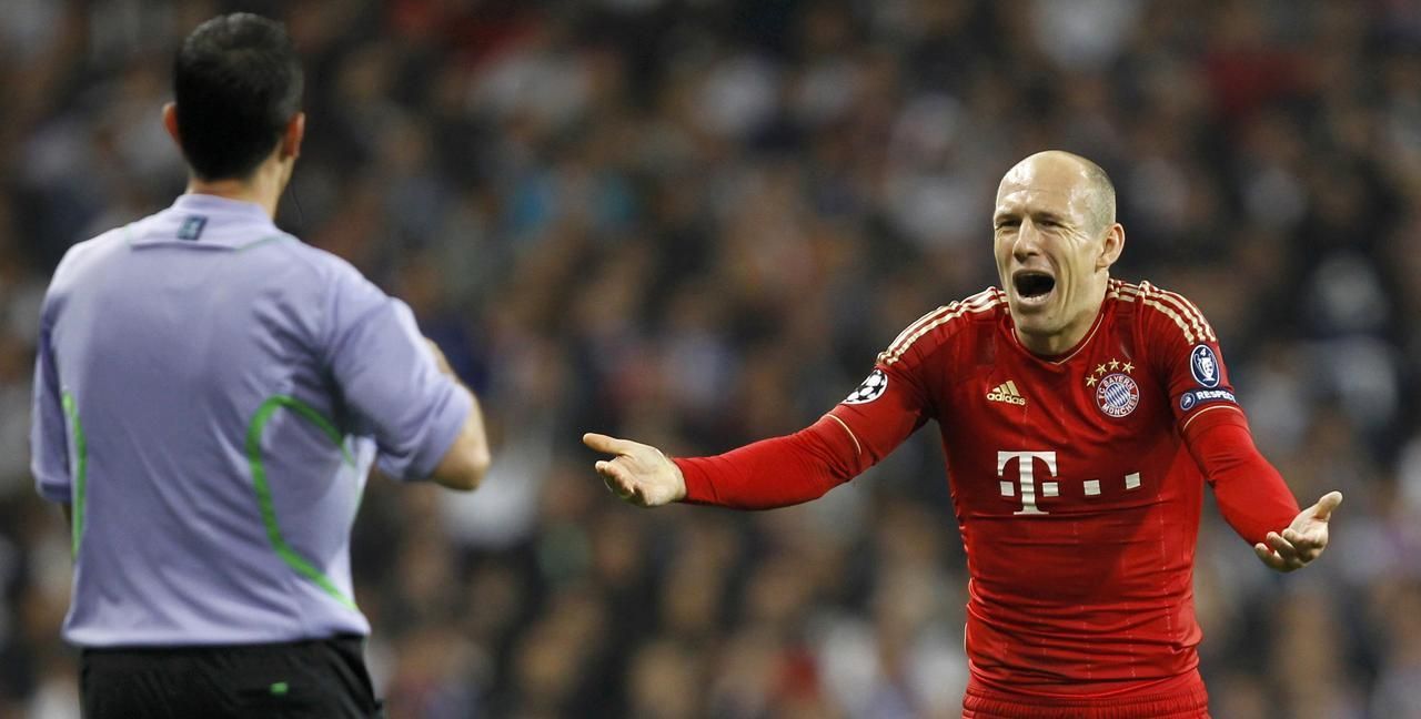 Semifinále LM: Real - Bayern (Arjen Robben a rozhodčí Viktor Kassai)