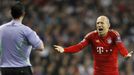 Arjen Robben a rozhodčí Viktor Kassai