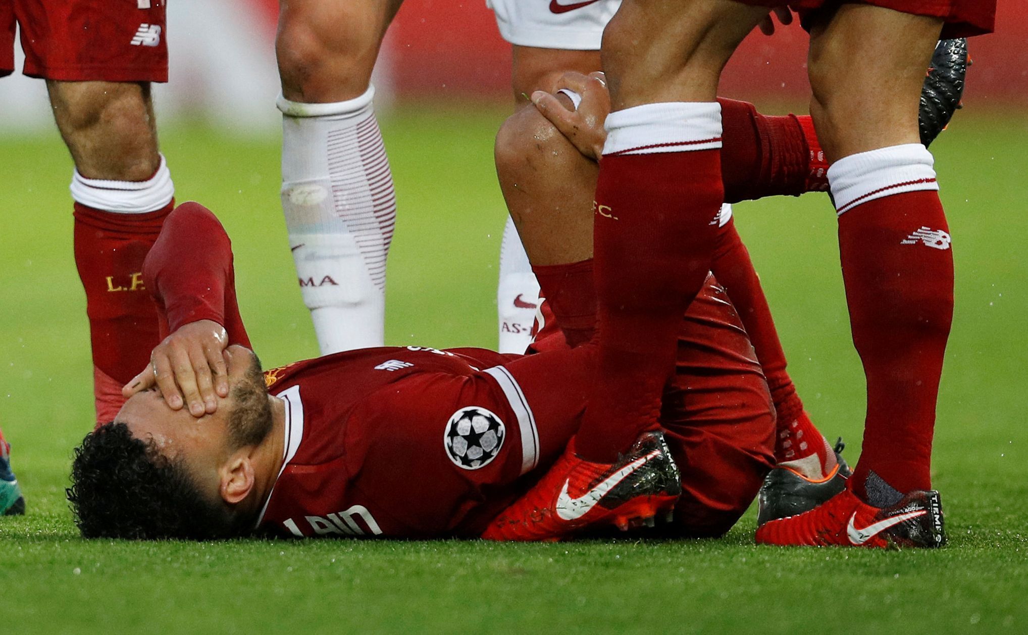 Semifinále LM 2018, Liverpool - AS Řím: zraněný Alex Oxlade-Chamberlain